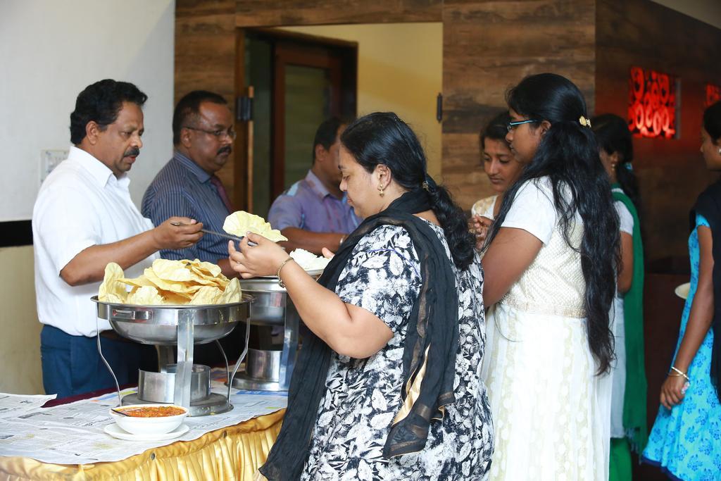 Qik Stay @ S.K. Continental Mysore Exteriör bild