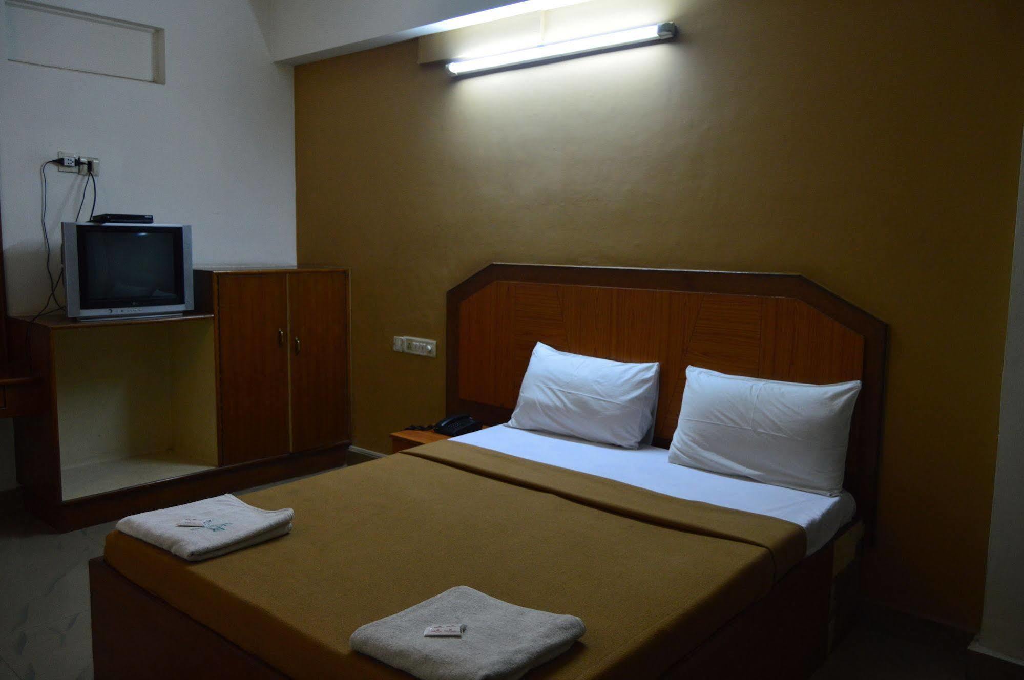Qik Stay @ S.K. Continental Mysore Exteriör bild